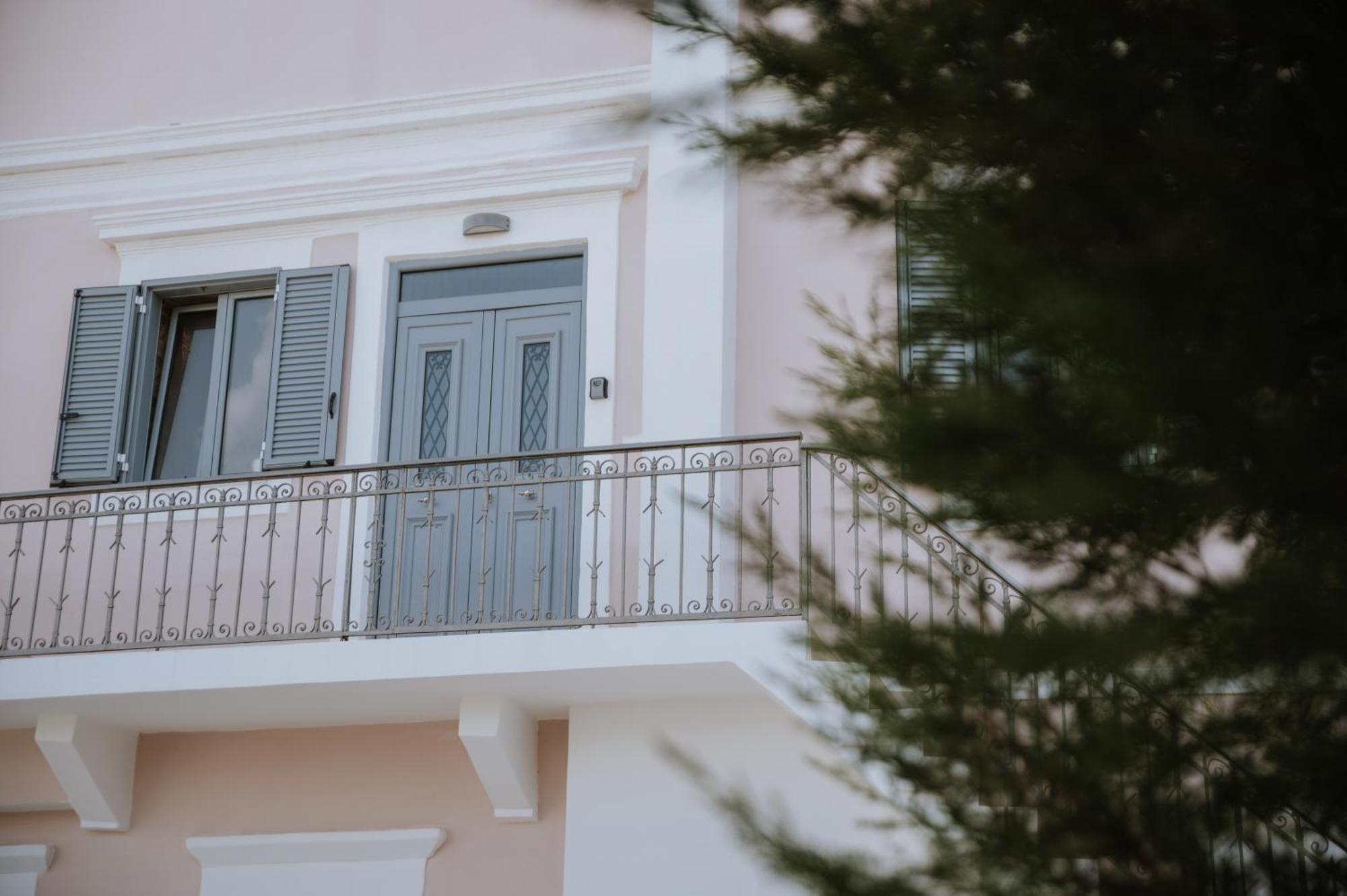 Leoni's House Near The Apartment